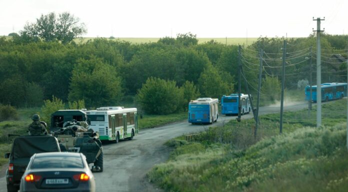 Prosegue l’evacuazione dei feriti dall’acciaieria Azovstal