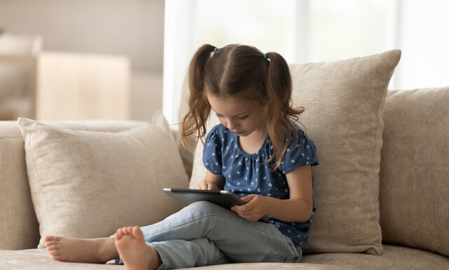 Screen-Time, è emergenza l’abuso del cellulare da parte dei bambini