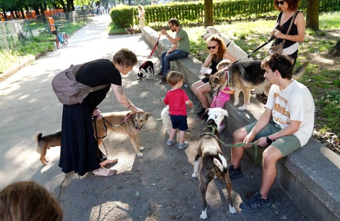Protesta dei padroni dei cani con glia animali , per la chiusura di gran parte dell' area cani per dare spazio al verde al Parco Baravalle o della Resistenza