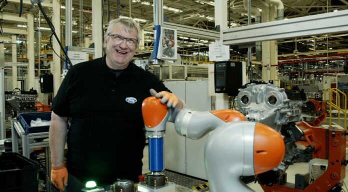 Ford, a Colonia il robot “Robbie” aiuta chi ha una mobilità ridotta