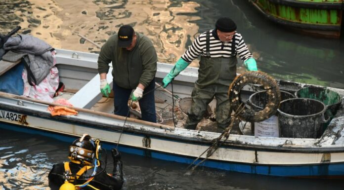 Domenica gondolieri sub per recuperare i rifiuti sommersi