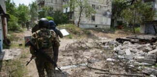 I russi premono mentre si prova a respingere l’offensiva