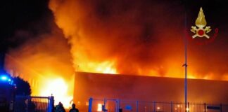 Incendio distrugge un capannone nel Milanese, ingenti danni