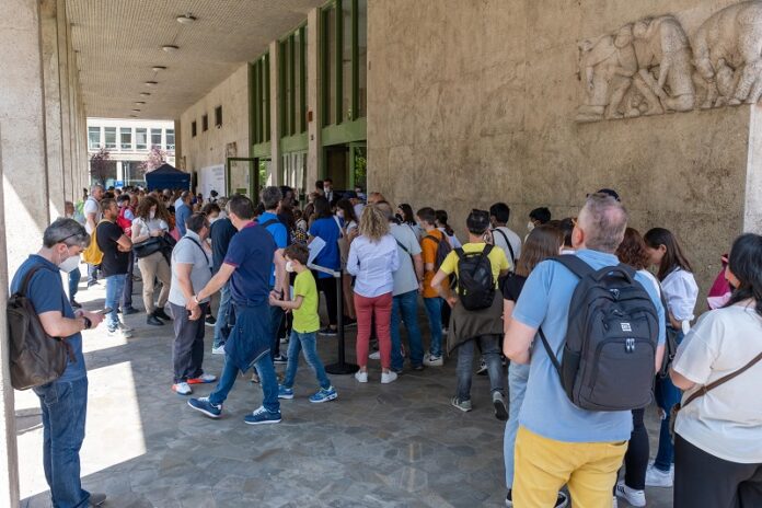 Lunghissime code di ragazzi con le famiglie per partecipare al campionato internazionale di giochi matematici all Università Bocconi