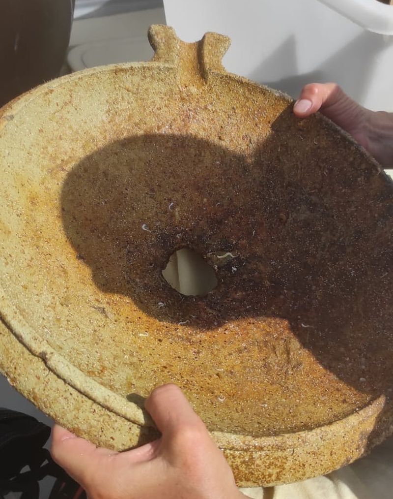 Antico bacile in ceramica recuperato nelle acque di San Vito Lo Capo