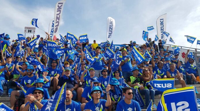 A Misano la tribuna Suzuki si colora di blu