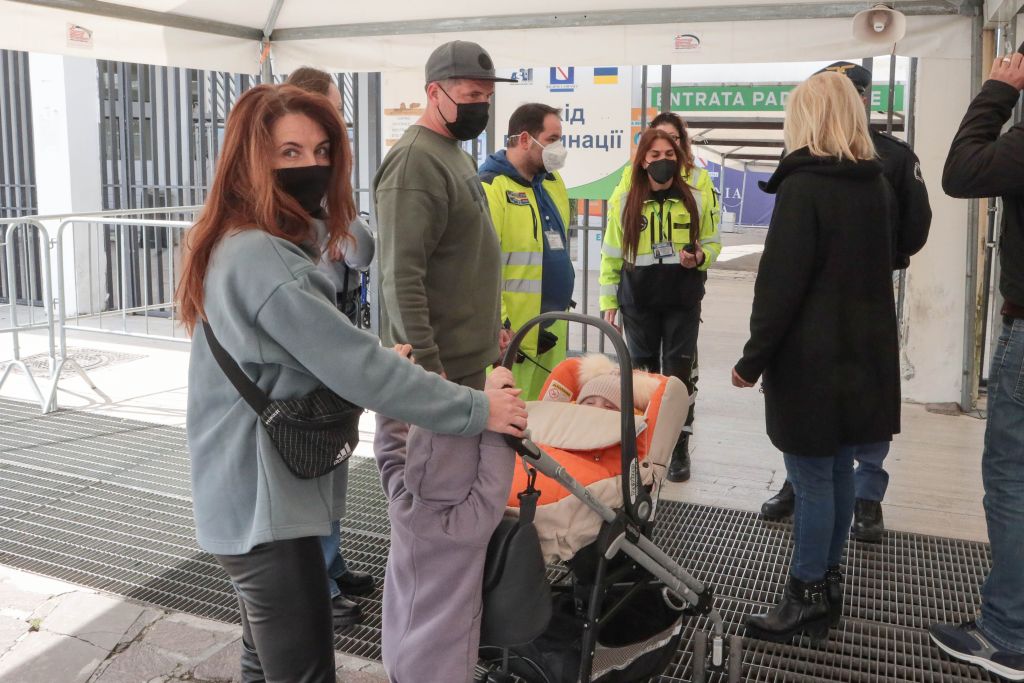 Covid, 23.042 i nuovi positivi, 84 le vittime, calano i ricoveri