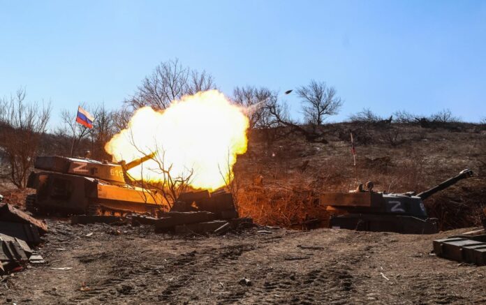 Guerra in Ucraina: I militari della Milizia Popolare della LPR sparano messaggi che invitano la resistenza ucraina ad arrendersi
