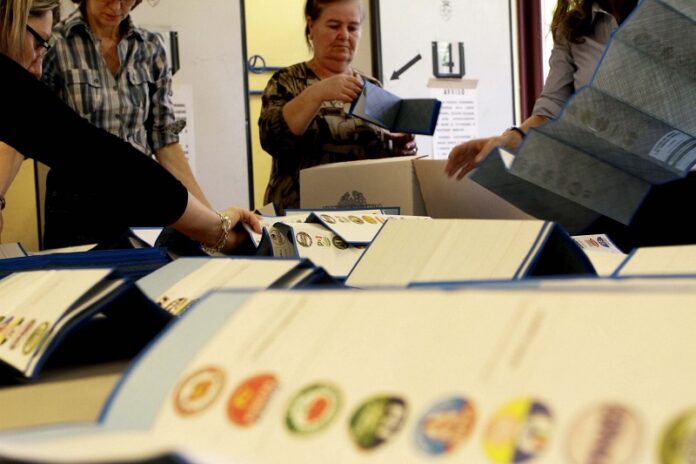 SCRUTINIO PER LE ELEZIONI AMMINISTRATIVE A TORINO