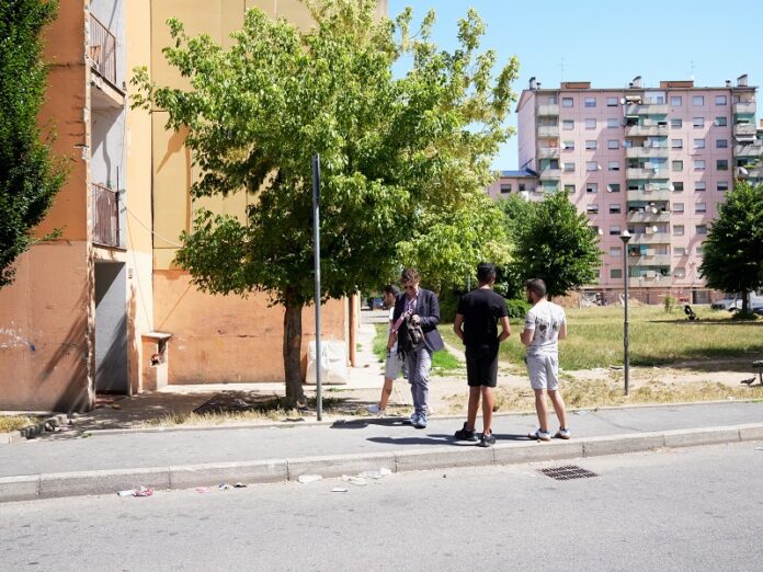 Abitanti delle case popolari di Via Bolla che discutono tra di loro , dove ieri se e voluto l' intervento delle Forze dell' ordine per i desordini