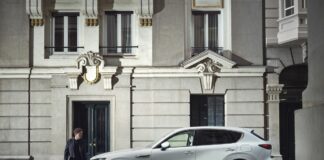 Mazda torna al MIMO con la nuova ammiraglia CX-60