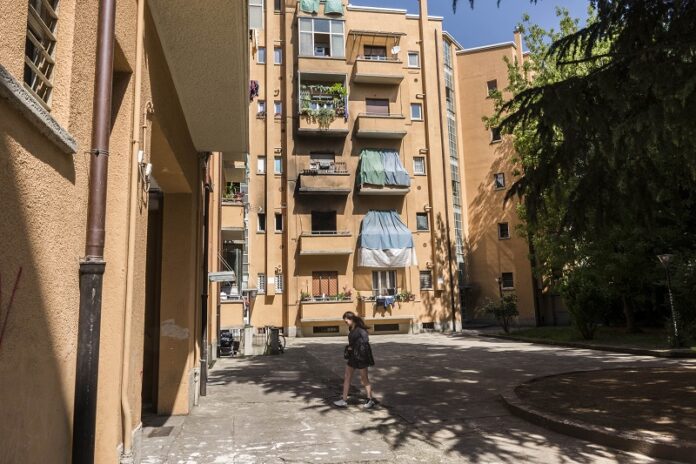 Milano, Sopralluogo della consigliera regionale Carmela Rozza alle case Aler di via Zamagna, 4