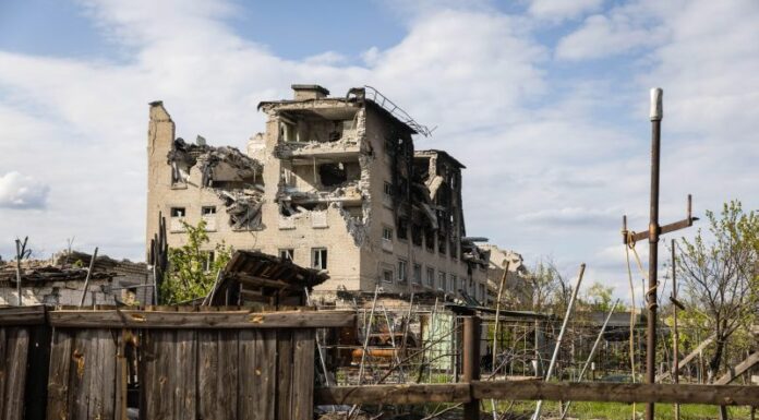 Mosca annuncia un corridoio umanitario per i civili dentro l’Azot