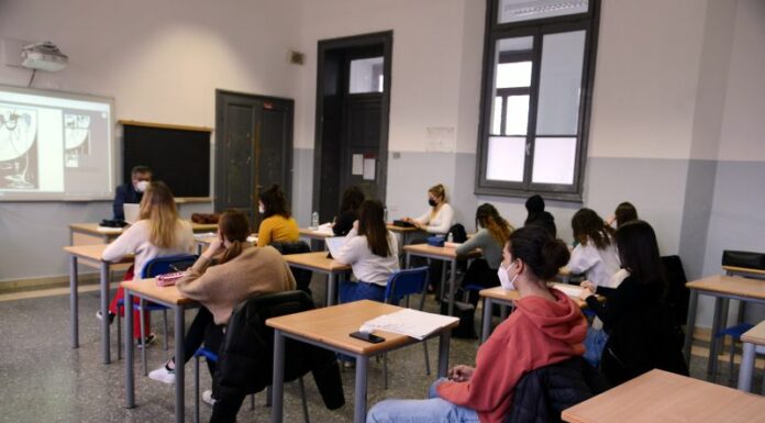 Scuola, le nuove misure su mascherine e distanziamento per gli esami
