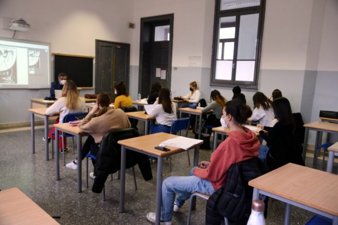 MILANO - PRIMO GIORNO DI SCUOLA DOPO VACANZE ALL' ISTITUTO AGNESI