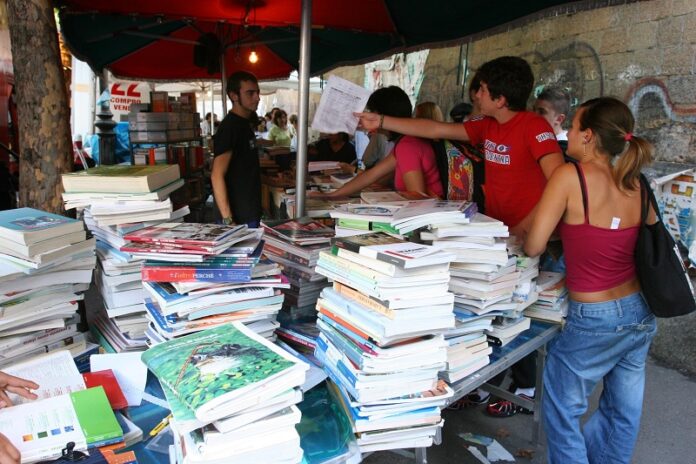 ROMA - ACQUISTO DEI LIBRI DI TESTO
