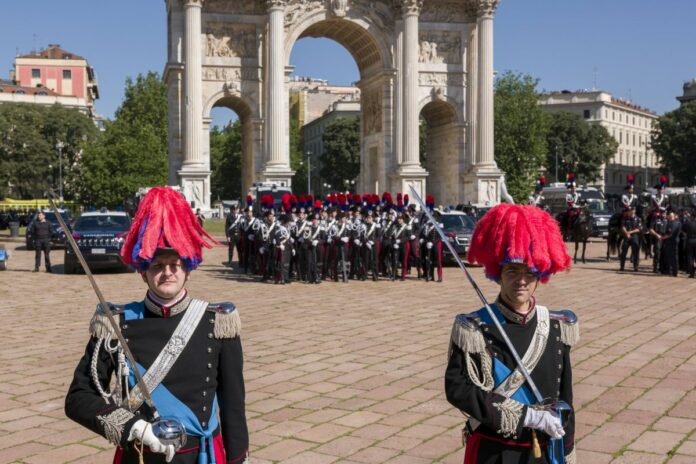 Milano. Carabinieri anniversario 208 anni della fondazione dell Arma dei Carabinieri celebrazione e consegne medaglie all Arco della Pace