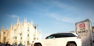 Jeep Grand Cherokee 4xe “sfila” in Piazza Duomo a Milano