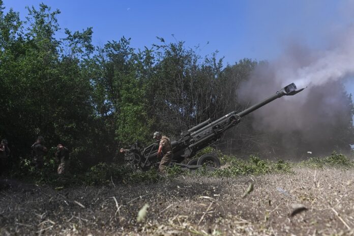 Ukraine: Ukrainian service members with an American supplied M777 Howitzer artillery system