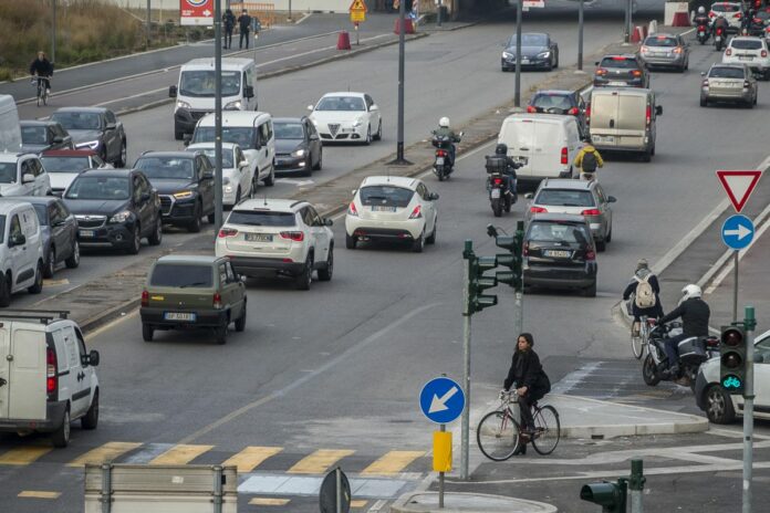 Milano. Traffico auto per le strade con biciclette e monopattini