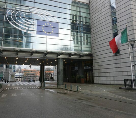 Parlamento UE “Incentivi fiscali e meno burocrazia per affrontare la crisi abitativa”