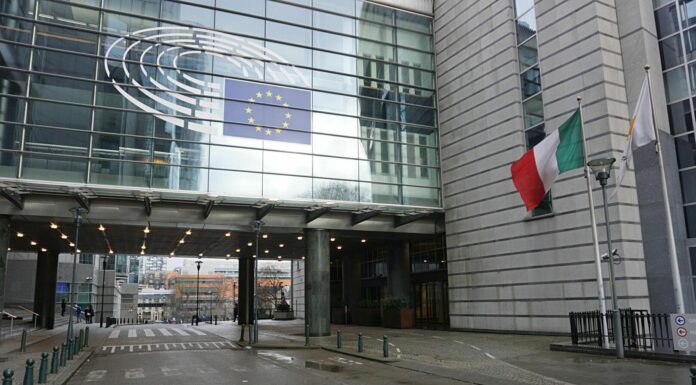 Parlamento Ue, concedere status candidatura a Ucraina e Moldova