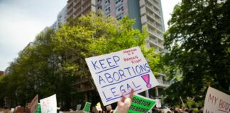 Usa, la Corte Suprema abolisce la sentenza sul diritto all’aborto. Biden “Tragico errore”