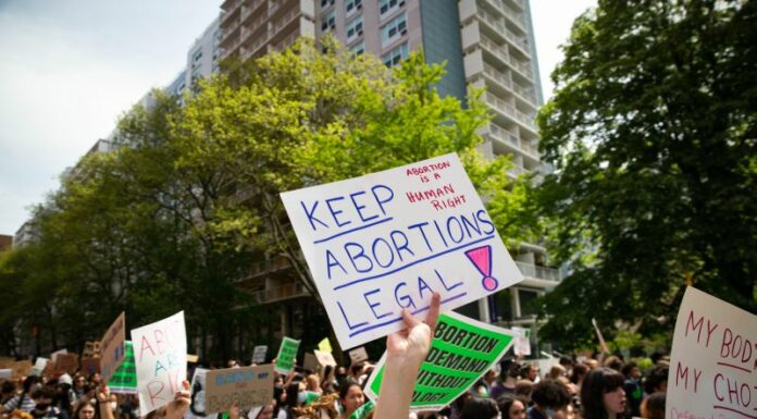 Usa, la Corte Suprema abolisce la sentenza sul diritto all’aborto. Biden “Tragico errore”