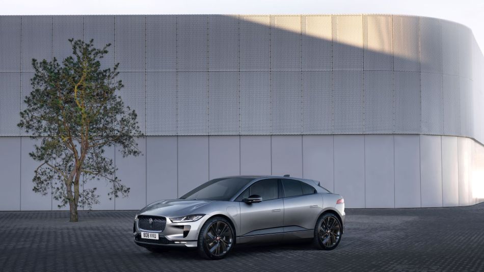 Jaguar, solo auto elettriche già nel 2025