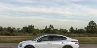 Citroen presenta nuova C4 X anche in versione elettrica