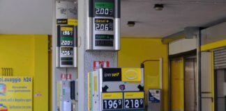 Franco e Cingolani firmano il decreto carburanti, sconto di 30 centesimi