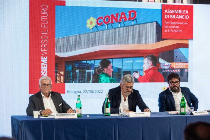 Da sx Francesco Pugliese, AD Conad_ Valter Geri, Presidente Conad e Matteo Capelli Direttore amministrazione finanza e controllo Conad