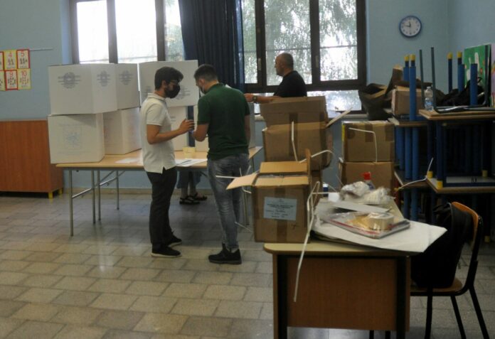 ELEZIONI AMMINISTRATIVE A PALERMO GENTE IN FILA PER IL VOTO