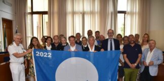 Consegnate ai gestori di stabilimenti del Lido le Bandiere Blu 2022