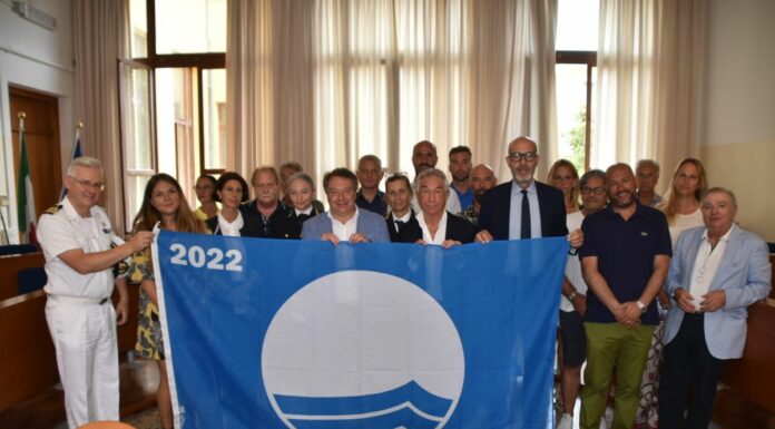 Consegnate ai gestori di stabilimenti del Lido le Bandiere Blu 2022