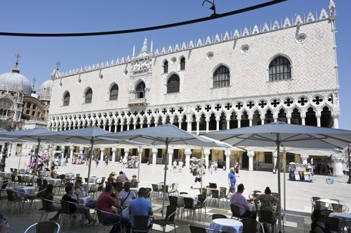Venezia: ombrelloni in Piazza San Marco per garantire il distanziamento