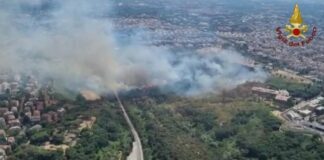 Roma in fiamme, brucia il parco del Pineto. Evacuati bimbi e suore
