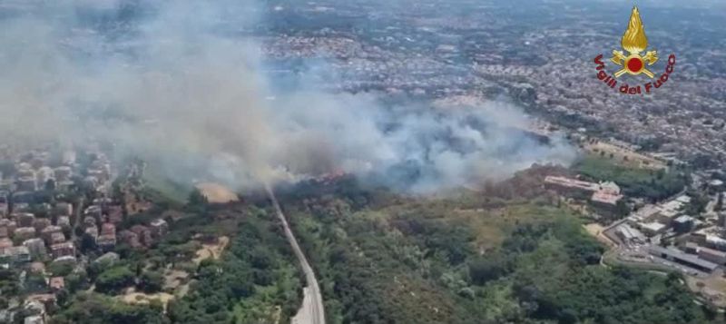 Roma in fiamme, brucia il parco del Pineto. Evacuati bimbi e suore