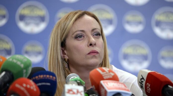 Meloni “Posticipare le elezioni a maggio? Pronta alle barricate”
