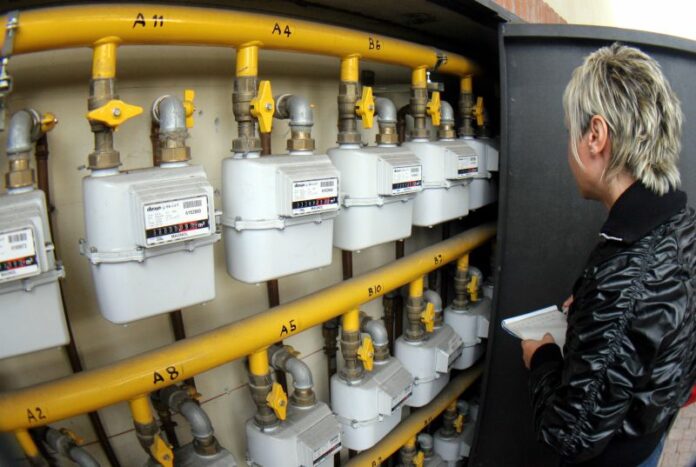 RAGAZZA DONNA PRENDE I NUMERI DEL GAS DAVANTI A CONTATORE CONDOMINIALE