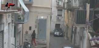 Droga calata con un cesto dal balcone, arresti tra Palermo e Monreale