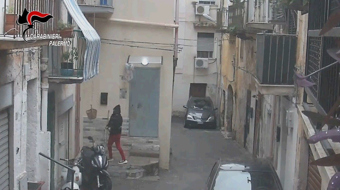 Droga calata con un cesto dal balcone, arresti tra Palermo e Monreale