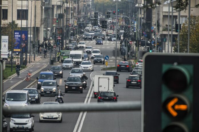 Milano. Traffico auto per le strade con biciclette e monopattini