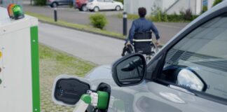 Ford sperimenta una stazione di ricarica robotizzata