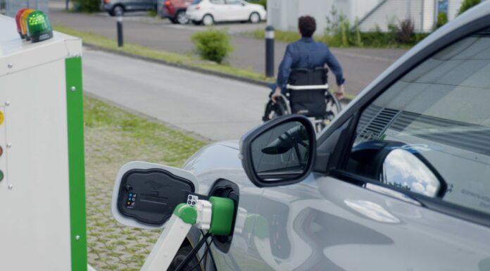 Ford sperimenta una stazione di ricarica robotizzata
