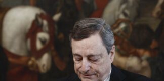 A Draghi l’applauso della Camera, il premier sale al Colle