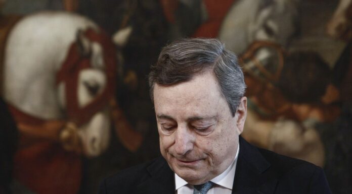 A Draghi l’applauso della Camera, il premier sale al Colle