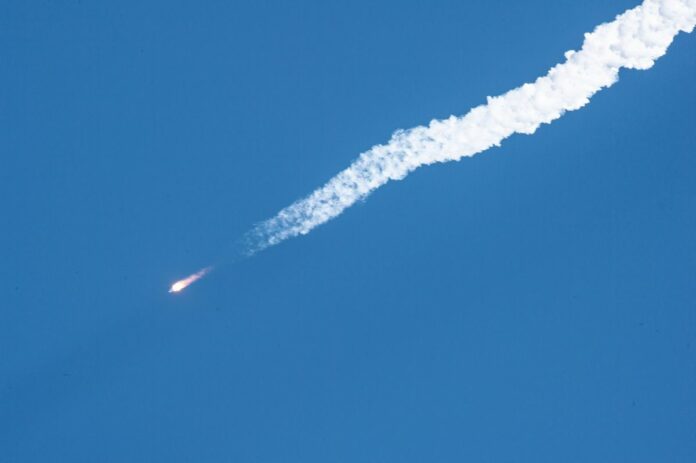 Wenchang, Cina, Il nuovo grande razzo vettore cinese Long March-5B parte dal Centro di lancio spaziale