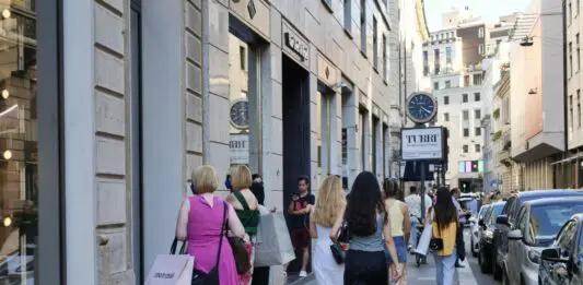 Al via domani i saldi in tutta Italia, Confcommercio stima una spesa media di 201 euro a famiglia