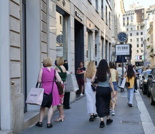 Al via domani i saldi in tutta Italia, Confcommercio stima una spesa media di 201 euro a famiglia